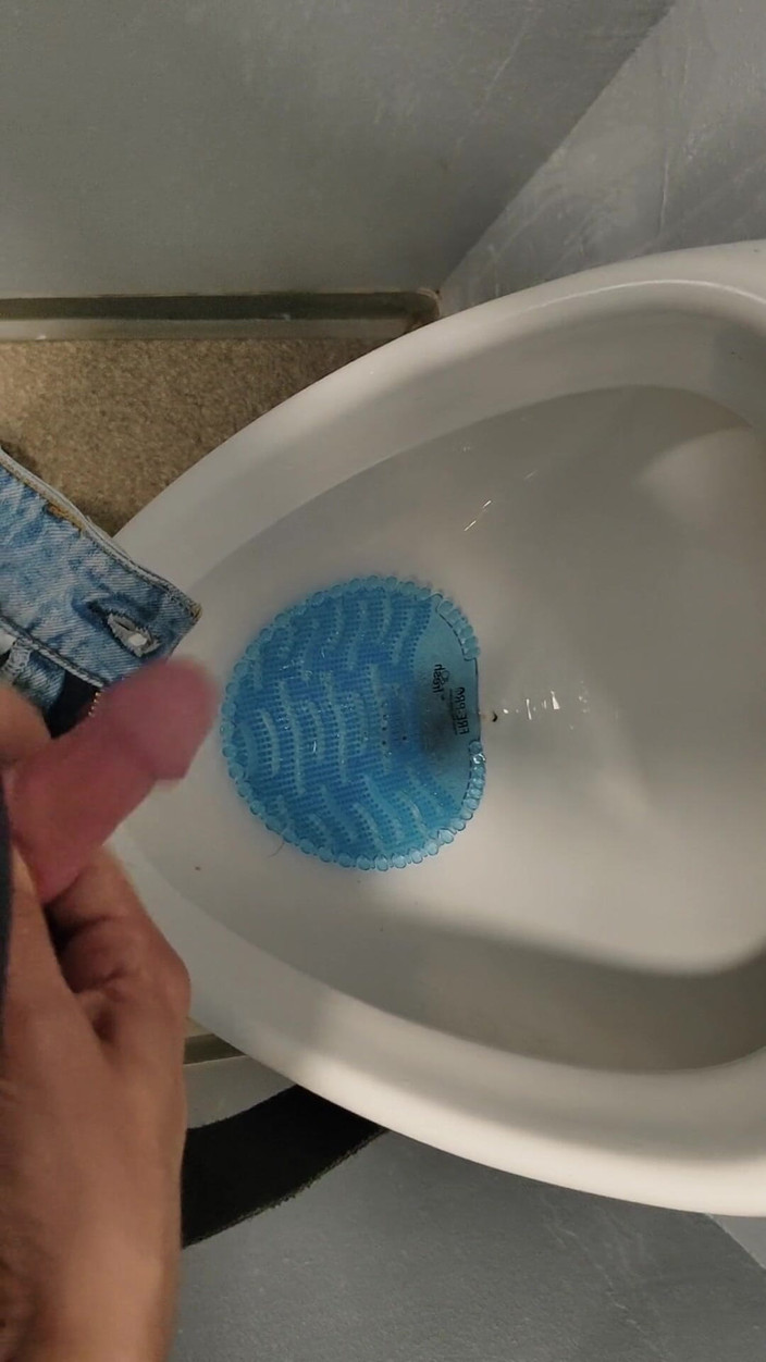 Bayer911: Giovane ragazzo magro piscia dal sextoy Faktory