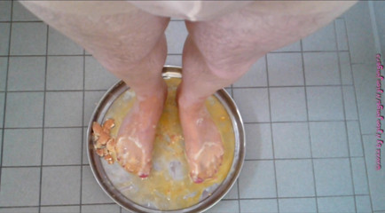 Carmen_Nylonjunge: Crush the raw eggs and piss ** nylon foot crushing **