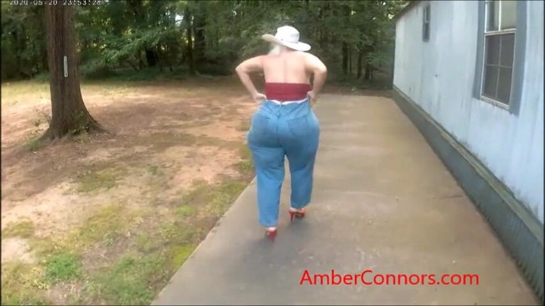 Amber Connors: Amber en jeans ajustados