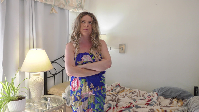Erin Electra: 바람피는 걸 빨아서 배다른 아들과 섹스하는 새엄마