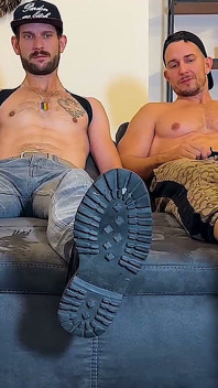 Triple adoration de la télévision, trois mecs aux pieds nus sur le canapé