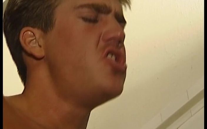 Enjoy German porn: Obrovský výstřik na obličej pro děvku německou děvku na mytí...