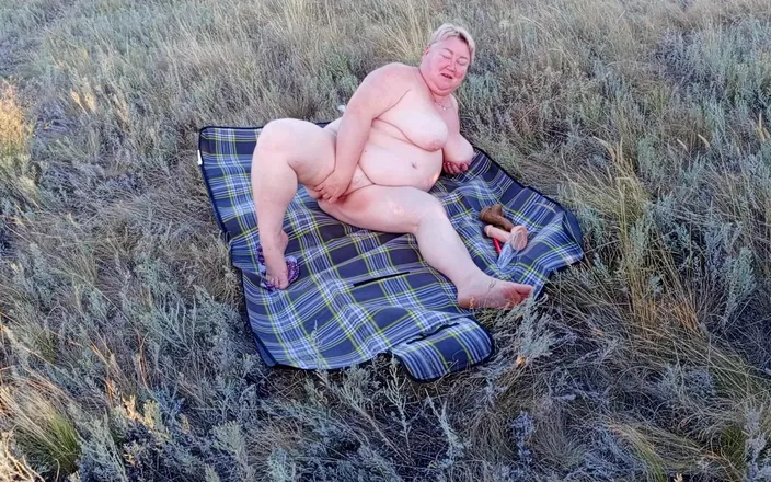 Zona901: Fat Cougar Masturbates