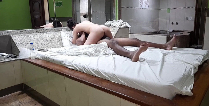 CasalprazeresRJ: Hediyeli ateşli kızı tokatlıyor ve sütle dolduruyor