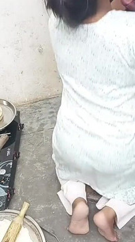 Tôi đụ mẹ kế của tôi trong nhà bếp