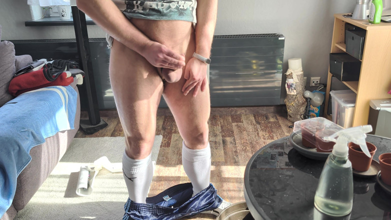 Alex Butt: După jocul de fotbal, Alex se joacă în pantaloni scurți strălucitori...
