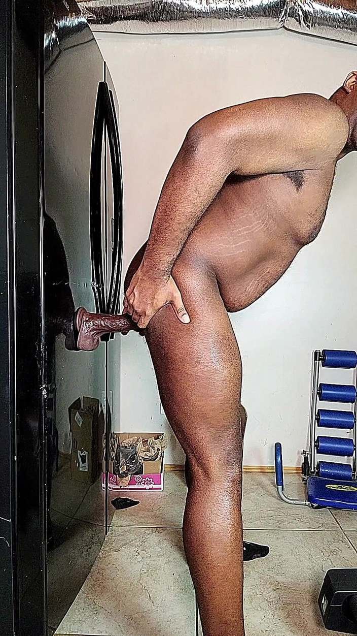 Blkbamaboi73: फ्रिज के दरवाजे पर विशाल डिल्डो की सवारी