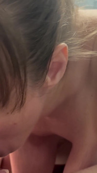 Tchýně vezme mého ptáka do všech jejích děr a polyká a dáví se na první náklad a dostane druhé bušení hluboko do zadku!