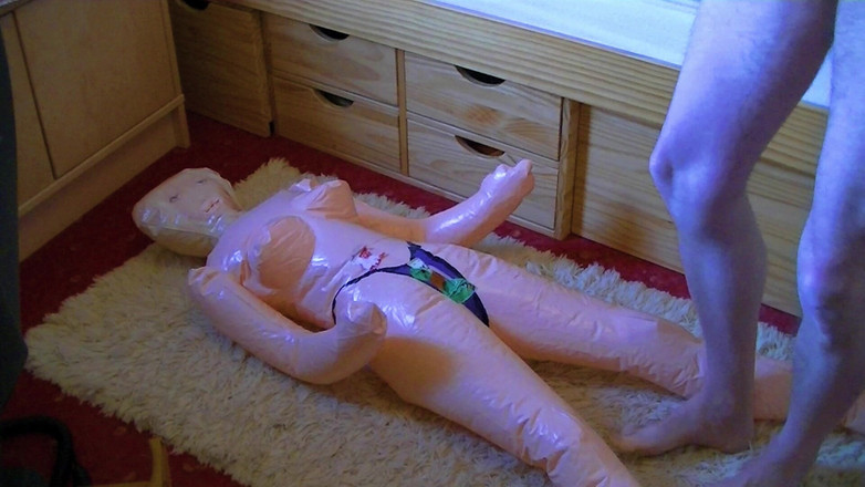 Mark Hannes: Naga sexdoll kremówka masturbacja na podłodze