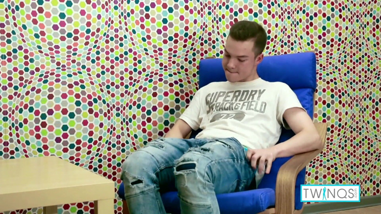Twin Qs: Il piccolo ragazzo ethan batte l'asta fino a quando non...