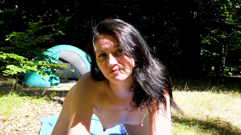 Peaches and Bananas: Ukaž mi tvoje prsa Charlie. České porno z nudistického tábora.