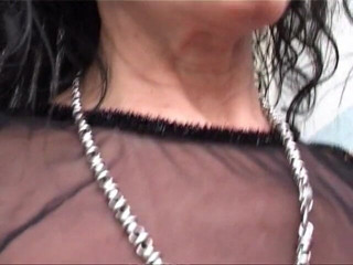 Real Home Made: Morena milf chupando un chico en el baño