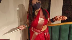 印度继母发现她的继子用她的内裤撸管，他操了她