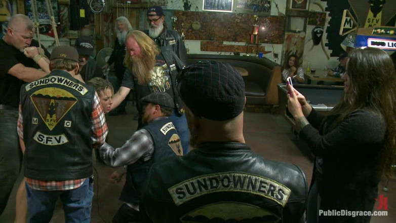 Public Disgrace by Kink: Pequeña rubia follada en un bar de motociclistas y utilizada...