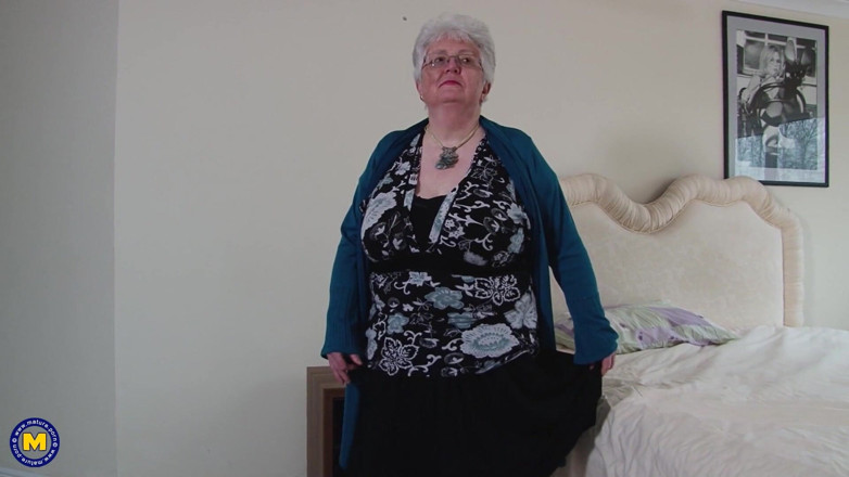 Mature Solo NL: BBW gilf masturbuje swoją owłosioną starą cipkę szklanym dildem
