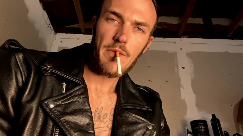 Christian Wilde: Christian Wilde fumând și vă ține în garajul lui