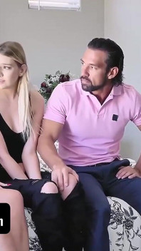 Kenna James je přistižena při krádeži jejími novými pěstouny a souhlasí s tím, že je ošuká
