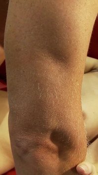 Sexy brunetka v provokativním prádle a síťovaných punčochách s vysokými stehny spadne a zašpiní se s tlustým starým mužem