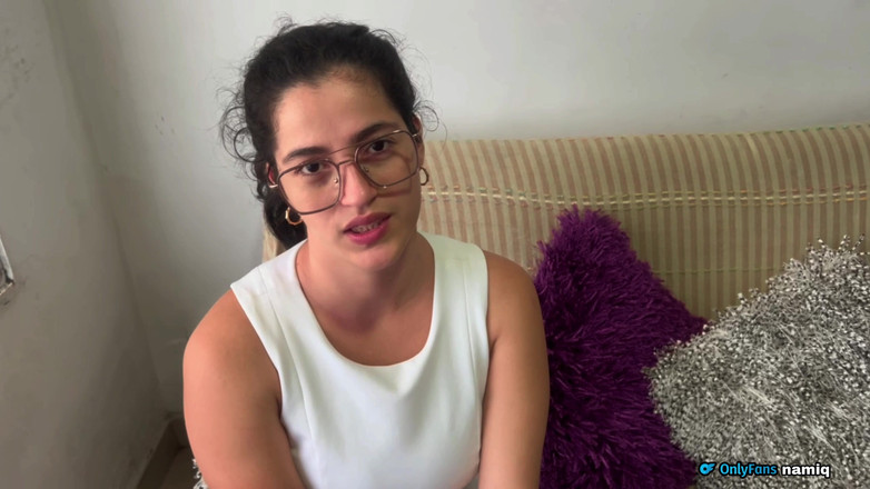 Roxxan: 修女敲我的门，我用我的鸡巴抚摸她的全身