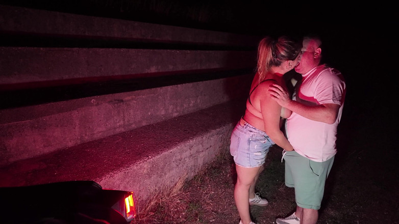 Alex e Bianca: I Fuck My Slutty Friend Outside While Her Husband Is...