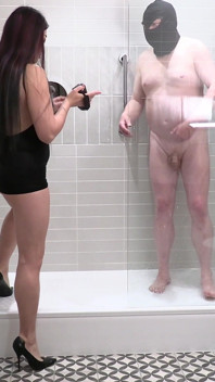 Slavesex und CFNM unter der dusche