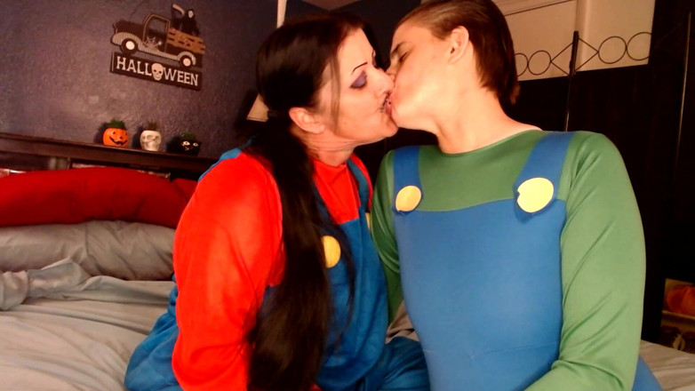 Abby Anna: レズビアンキスハロウィンコスプレ