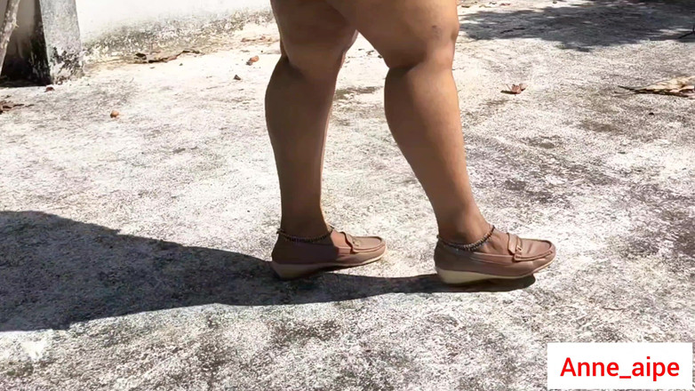 Anne Ipe: India bochtig meisje in wit jasje stript voor de camera