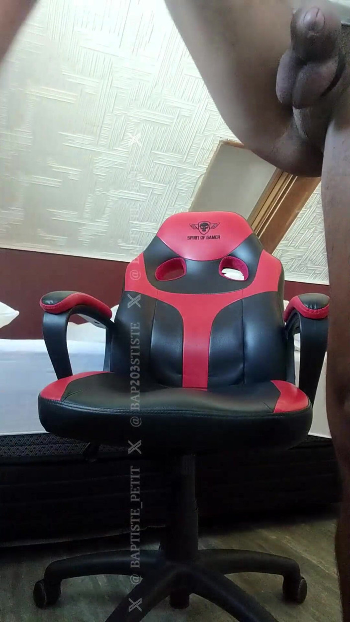 baptiste_petit: Apenas se masturbando, apenas assistindo pornô
