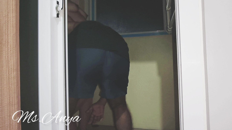 naanya: Người giao hàng Nagpaiyot Sa Habang Wala Ang Asawa.