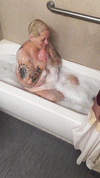 Traviesa culona se masturba en la bañera su coño, ella frota