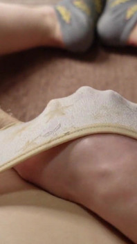 Melancap dari sudut pandangan pertama wanita dengan stoking seksi