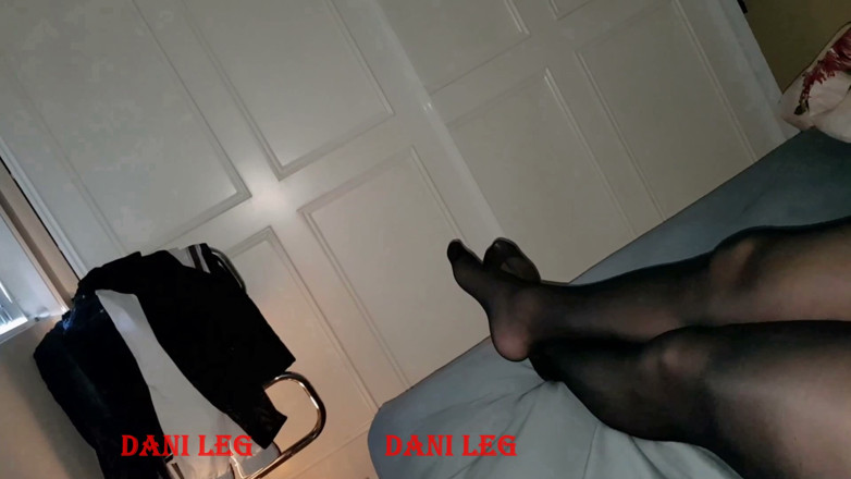 Dani Leg: Dani y pantimedias negras