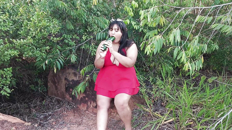 Sex_temptationX: Une grosse coquine se masturbe avec le concombre que ses...