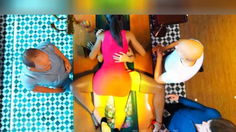 3DXXXTEEN2 Cartoon: Anna en Emily trainen als barkamersletten. 3D porno tekenfilmseks