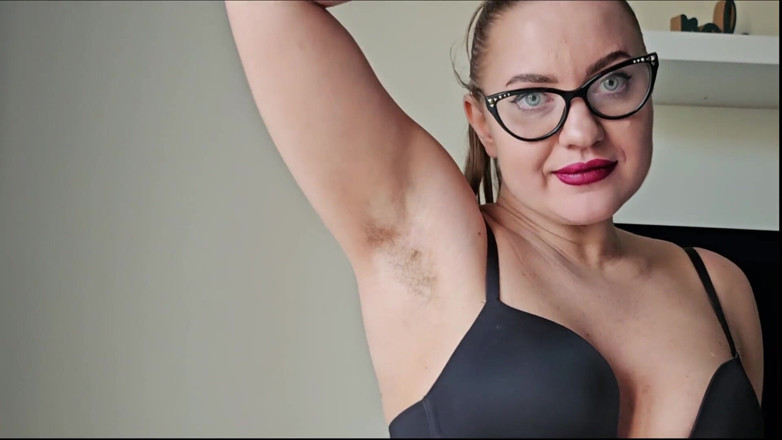Flexble Hanna: Je me rase la chatte devant toi