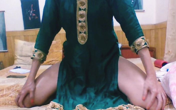 Bolly Karma: No pude resistir su increíble belleza follada y preñada