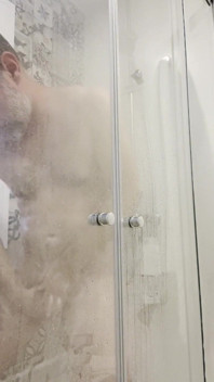 Ayah berotot di kamar mandi basah