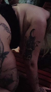 Madrasta Seduz Seu Entiado Com Sua Bunda Enorme Na Frente Do Amigo