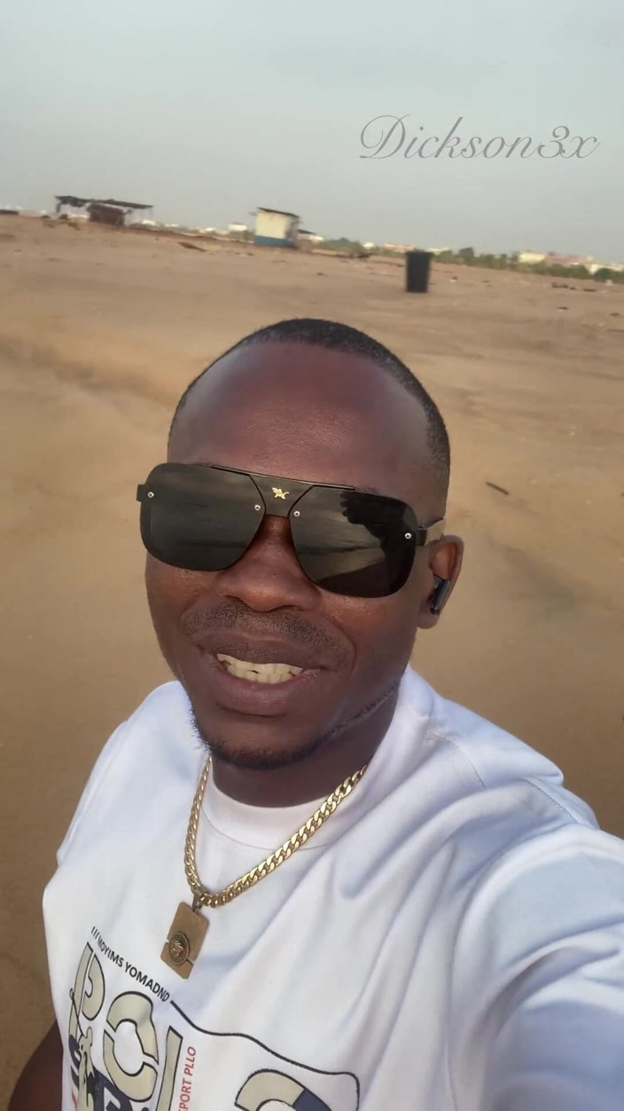 Dickass3x: Stále na pláži a dobře se baví sama