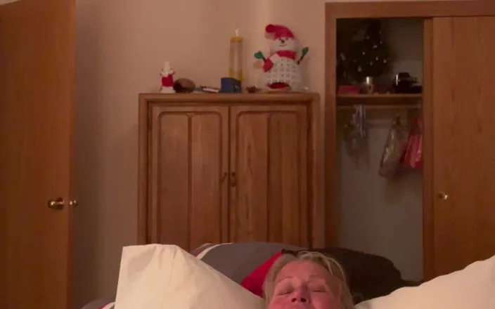Big Ass 4 U: Watch granny cum with new vibe toy