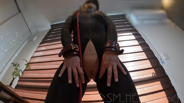 BDSM_HENTAI-ch: Kruis touw poesje close-up: een masochistische slaaf geeft haar meester...