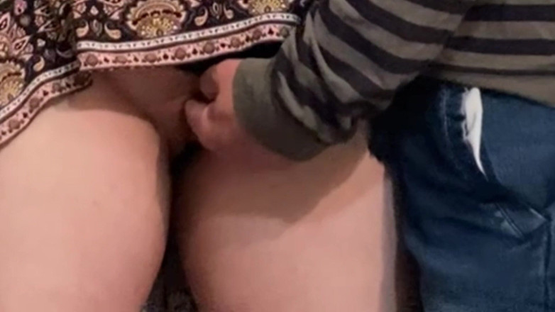 PriyaNaavya: Oude stiefvader vingert haar poesje 