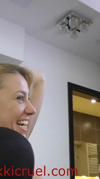 Milf fierbinte are axilele linsă de doi sclavi excitați