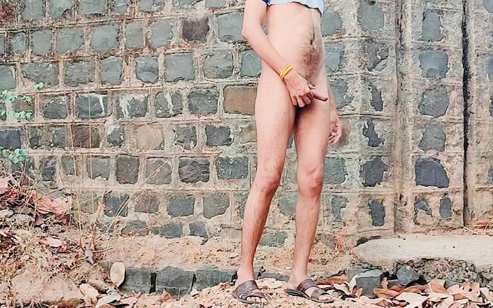 Tani: Amante de la polla Tani desnuda en el bosque