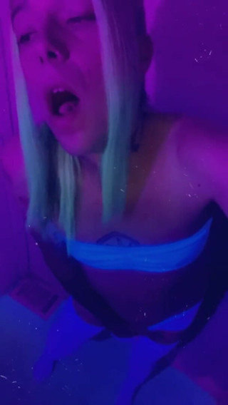 CarmenMelatonin: Garota sexy do clube, você se formiga para foder na...