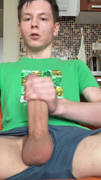 Gran carga de un niño en una camiseta verde