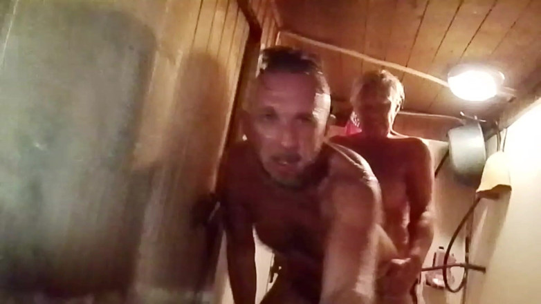 Crazyfamily 1970: Ma belle-mère m’a baisée dans le sauna avec sa bite