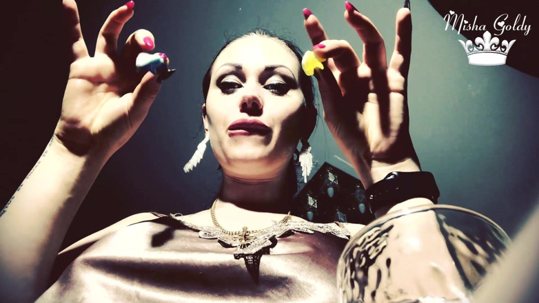 Goddess Misha Goldy: Mengunyah 3 ikan sedap! Fetish!