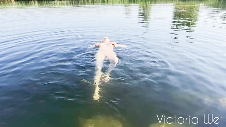 Victoria wet: Masturbation in the lake - fingering outdoors