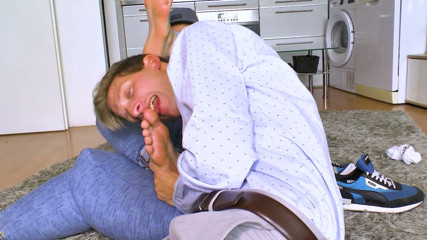 Czech male foot: Hravá Dominance: Kluk Romes Nechává Bazze Uctívat a Lechtat Svá...
